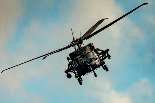 미군 제160 특수항공연대 소속 MH-60M DAP 헬기가 비행을 하고 있다. 제160 특수항공연대 페이스북 캡처