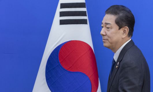 더불어민주당 김병기 의원이 2025년 12월 30일 국회에서 열린 민주당 원내대책회의에서 본인 의혹 관련해 사퇴 의사를 밝힌 뒤 회견장을 떠나고 있다. 연합뉴스