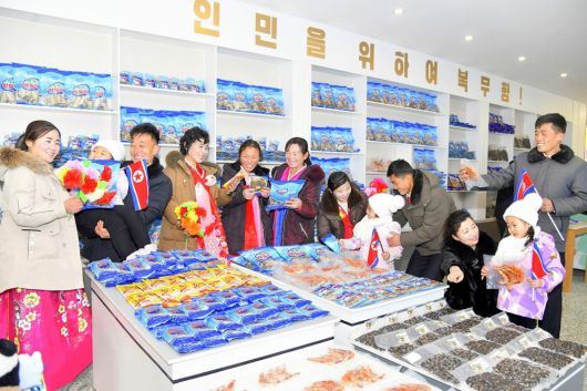 북한 노동당 기관지 노동신문은 7일 "위대한 당중앙의 현명한 영도 아래 전국 모든 지역이 균형적으로 동시다발적으로 진보하는 전면적부흥의 새시대가 펼쳐지고 있다"고 보도했다.