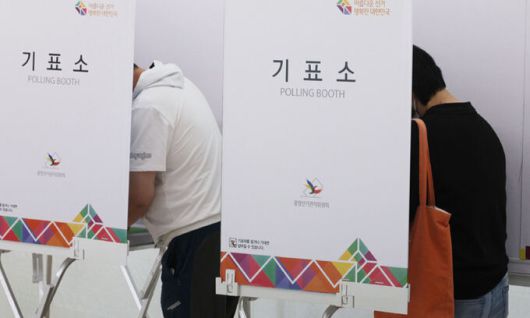 지난 2022년 5월 27일 서울 성북구 시립성북청소년센터에 마련된 사전투표소에서 유권자들이 투표하고 있다. 연합뉴스