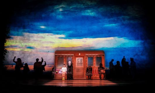 치히로가 가오나시와 전철에 올라 마녀 유바바의 언니 제니바의 집으로 향하는 모습. TOHO 제공