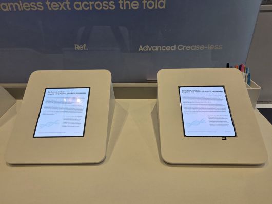 미국 라스베이거스에서 열린 ‘CES 2026’ 삼성디스플레이 부스에 전시된 차세대 폴더블 패널(오른쪽) 모습. 기존 패널(왼쪽)과 비교할 때 화면 주름에서 확연한 차이가 보였다. 라스베이거스=이동수 기자