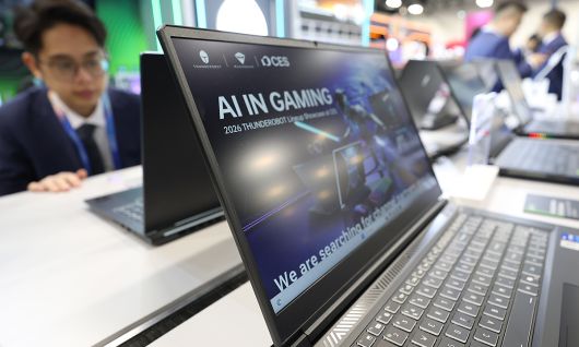 CES 개막 이틀째인 지난 7일(현지시간) 미국 네바다주 라스베이거스 컨벤션센터(LVCC)에 AI 게이밍 노트북이 전시돼 있다. 연합뉴스