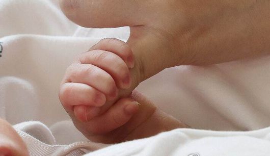 한국의 젊은 층은 출산으로 얻는 기쁨이 커질 것이라는 기대가 높은 동시에, 경제적 부담에 대한 우려도 가장 큰 것으로 나타났다. 연합뉴스