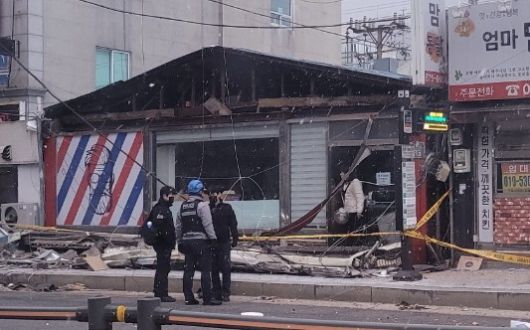 경기 전역에 강풍주의보가 내려진 지난 10일 의정부에서 강한 바람에 떨어진 간판에 깔린 행인이 숨지는 사고가 발생했다. 의정부=연합뉴스