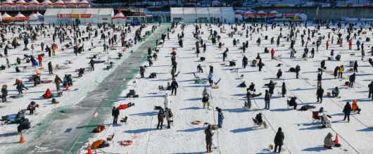 11일 강원 화천군 화천읍 화천천 일대에서 2026 얼음나라화천 산천어축제가 열린 가운데 행사장을 찾은 시민과 관광객들이 산천어 낚시를 즐기고 있다.
