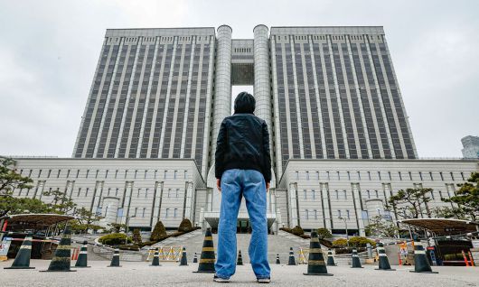 서울서부지법을 습격해 난동을 부린 시위대 중 한 명이었던 김태영(31)씨가 지난해 12월24일 서울 서초구 서울고법에서 열린 2심 선고공판에 출석하고 있다. 원심은 징역 1년6개월 집행유예 3년을 선고했다. 김씨는 항소했지만 2심 재판부가 이를 기각하자 상고했다. 최상수 기자