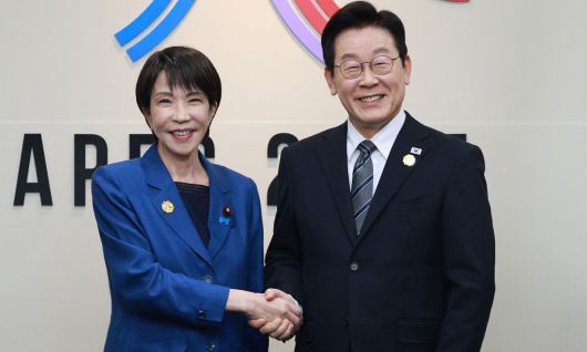 이재명 대통령과 다카이치 사나에 일본 총리가 2025년 10월 30일 경북 경주 APEC 정상회의장에서 한일 정상회담 기념촬영을 하고 있다. 뉴시스