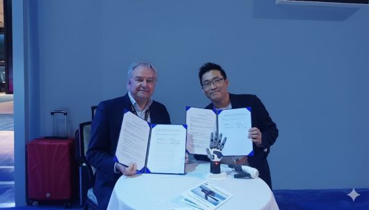 만드로 이상호 대표(오른쪽)와 오버소닉 파올로 덴티 최고경영자(CEO)가 지난 6일(현지시간) 세계 최대 전자·정보기술(IT) 박람회 ‘CES 2026’ 통합한국관에서 업무협약(MOU)을 체결한 뒤 포즈를 취하고 있다. 만드로 제공