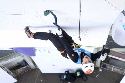 경북 청송군에서 열린 '2026 UIAA 청송 아이스클라이밍 월드컵 대회'가 성황리에 마무리된 가운데 난이도 부문 남자부 3위를 차지한 이영건 선수가 경기를 펼치고 있다.