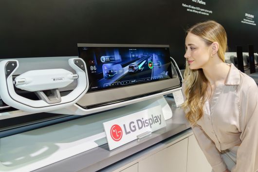 미국 라스베이거스에서 LG디스플레이 모델이 ‘33인치 차량용 슬라이더블 OLED’ 패널을 소개하고 있다. LG디스플레이 제공