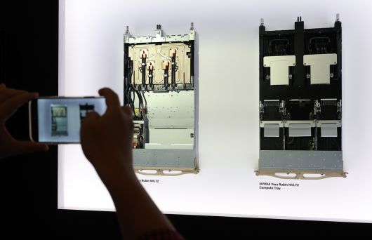 CES 개막일인 6일(현지시간) 미국 네바다주 라스베이거스 퐁텐블루 호텔 엔비디아 부스에 차세대 AI 칩 '베라 루빈' 트레이가 전시돼 있다. 연합뉴스