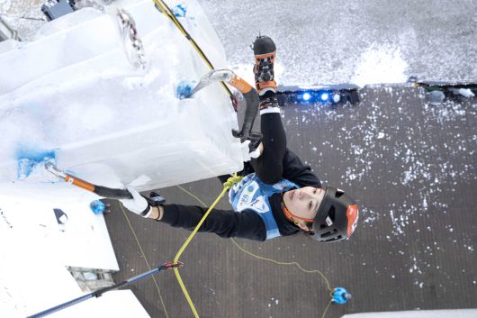 경북 청송군에서 열린 '2026 UIAA 청송 아이스클라이밍 월드컵 대회'가 성황리에 마무리된 가운데 난이도 부문 여자부 3위를 차지한 김진영 선수가 경기를 펼치고 있다.