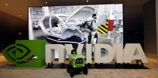세계 최대 IT(정보기술)·가전 전시회 'CES 2026' 개막 이틀차인 7일(현지시간) 미국 네바다주 라스베이거스 퐁텐블로 호텔에 마련된 엔비디아 전시장에 서버의 배달 로봇이 진열돼 있다. 뉴스1
