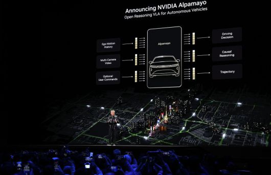 젠슨 황 엔비디아 CEO가 5일(현지시간) 미국 네바다주 라스베이거스 퐁텐블로 호텔에서 열린 엔비디아 CES 2026 라이브에서 기조연설 도중 알파마요에 대해 설명하고 있다. 뉴스1