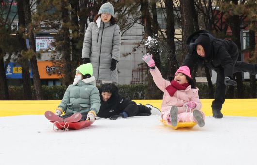 겨울 테마파크 2026 노원 눈썰매장 장애인 가족 초청행사가 열린 12일 서울 노원구 한국과학기술대학교에 마련된 행사장에서 참가자들이 눈썰매를 타고 있다.