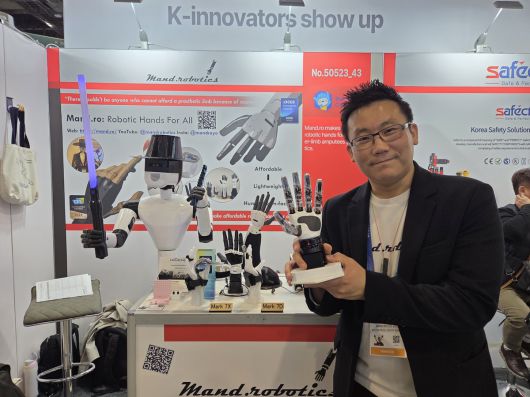 만드로 이상호 대표가 지난 6일(현지시간) 세계 최대 전자·정보기술(IT) 박람회 ‘CES 2026’ 통합한국관 내 만드로 부스에서 이번 CES에서 혁신상을 수상한 ‘마크 7X’를 들고 포즈를 취하고 있다.  라스베이거스=이동수 기자