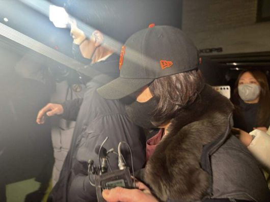 2022년 지방선거 국면에서 더불어민주당 소속이던 강선우 의원에게 ‘공천헌금’ 1억원을 전달한 의혹을 받는 김경 서울시의원이 12일 서울 마포구 서울경찰청 광역수사단에서 조사를 받고 나오고 있다. 연합뉴스