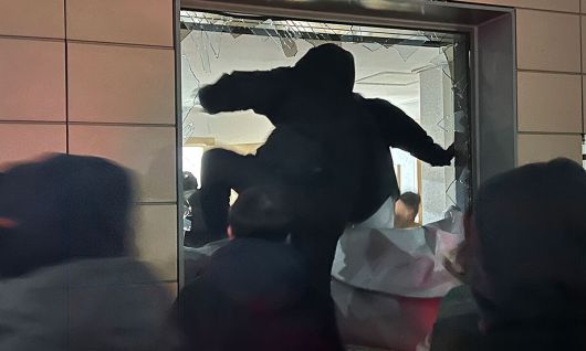 지난 2025년 1월 19일 새벽 윤석열 대통령에 대한 구속영장이 발부되자 서울 서부지법에 지지자들이 진입해 난동을 부리고 있다. 뉴스1