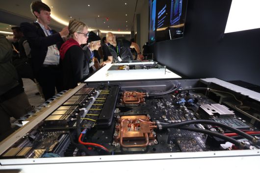 세계 최대 IT(정보기술)·가전 전시회 'CES 2026' 개막 이틀차인 7일(현지시간) 미국 네바다주 라스베이거스 퐁텐블로 호텔에 마련된 엔비디아 전시장에서 관람객들이 제품을 살펴보고 있다. 뉴스1