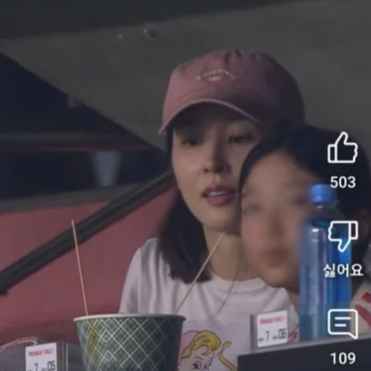 스포츠 경기 관람 중 중계 화면에 잡힌 배우 한혜진과 딸 시온 양. 온라인 커뮤니티