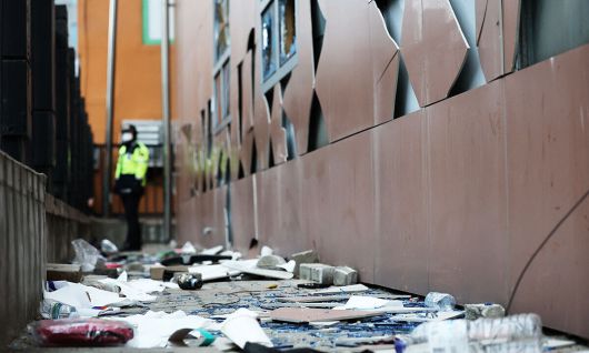 지난 2025년 1월 19일 새벽 서울 마포구 서울서부지방법원에 윤석열 대통령에 대한 구속영장 발부 소식에 격분한 윤 대통령 지지자들이 난입해 유리창과 법원 건물 벽면 등을 파손한 흔적이 남아 있다. 뉴스1