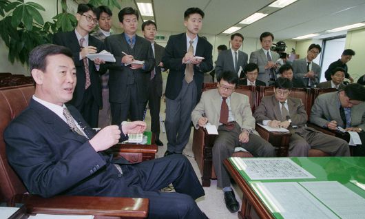 대선을 앞둔 1997년 10월 박순용 당시 대검 중수부장(왼쪽)이 이른바 ‘DJ 비자금 의혹’ 처리 방향을 놓고 취재진과 일문일답을 나누고 있다. 세계일보 자료사진