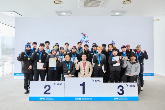 배동현 BDH재단 이사장(사진 앞줄 가운데)이 지난 9일 알펜시아 바이애슬론센터에서 제6회 회장배 전국장애인노르딕스키대회 수상 선수들과 기념사진을 촬영하고 있다. BDH재단 제공