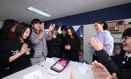 서울 강서구 탈북민 청소년 대안학교인 여명학교에서 12일 시작된 과학캠프에서 여명학교 학생, 일반고등학교 세현고 학생들이 과학실험 결과를 지켜보며 즐거워하고 있다. 남정탁 기자