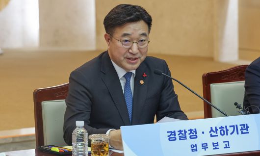 윤호중 행정안전부 장관이 지난 12일 서울 종로구 정부서울청사에서 경찰청 및 산하기관 업무보고를 받기 전 모두발언하고 있다. 연합뉴스