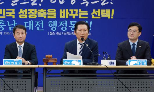 축협센터서 최고위원 회의 더불어민주당 정청래 대표(가운데)가 14일 충남 서산축산종합센터에서 열린 현장최고위원회의에서 충남·대전 통합과 관련해 “국회에서 조속한 시일 안에 법을 통과시키겠다”고 말하고 있다. 왼쪽부터 한병도 원내대표, 정 대표, 이정문 의원. 서산=뉴시스