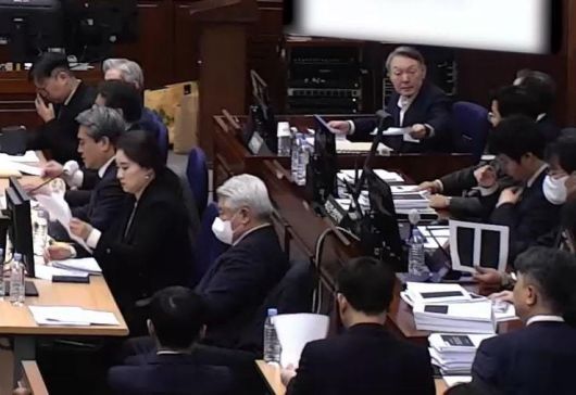 윤석열 전 대통령이 13일 서울 서초구 서울중앙지방법원에서 진행된 내란 우두머리 혐의 2차 결심공판에 출석해 자리에 앉아 윤갑급 변호사 등과 대화를 하고 있다. 서울중앙지방법원 제공 영상 캡처