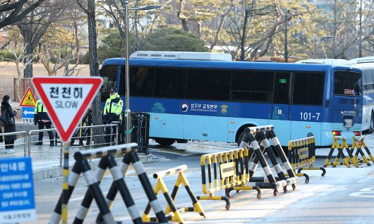 윤석열 전 대통령이 탄 것으로 추정되는 호송차가 지난 13일 서울 서초구 서울중앙지방법원으로 들어서고 있다. 연합뉴스