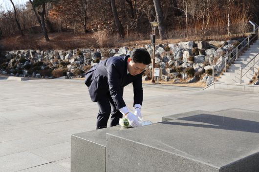 박용선 경북도의원은 14일 오전 현충탑을 찾아 헌화하고 있다.