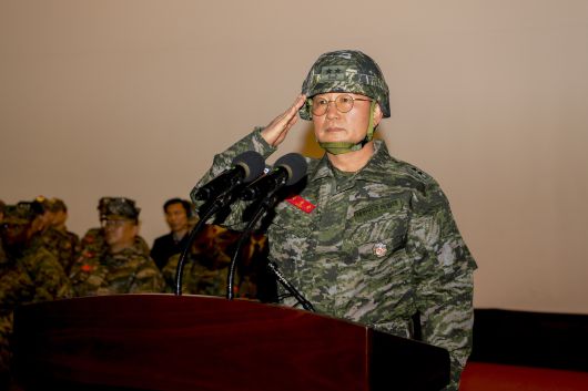 14일 해병대 1사단 도솔관에서 제46대 해병대 제1사단장 박성순 장군(소장)이 경례를 하고 있다.