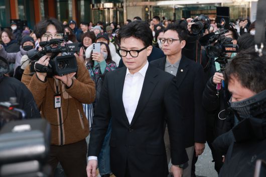 한동훈 전 국민의힘 대표가 14일 국회 소통관에 도착해 중앙당 윤리위원회의 제명 처분과 관련해 입장을 밝히고 밖으로 나서고 있다. 뉴시스