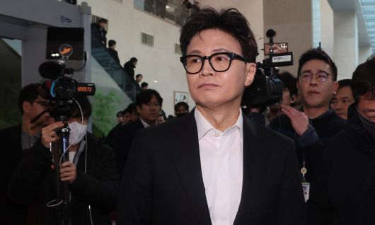 회견장 떠나는 韓 국민의힘 한동훈 전 대표가 14일 국회 소통관에서 중앙당 윤리위원회의 제명 처분과 관련해 “헌법과 민주주의를 파괴하는 또 다른 계엄 선포”라는 입장을 밝힌 뒤 회견장을 떠나고 있다. 당 윤리위는 한 전 대표의 ‘당원게시판’ 논란에 대해 제명 처분을 내렸다. 허정호 선임기자