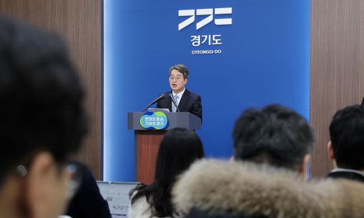 김동연 경기지사가 14일 도청 브리핑룸에서 기자회견을 하고 있다. 경기도 제공