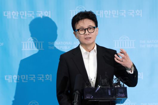 국민의힘 한동훈 전 대표가 14일 당 윤리위원회가 본인을 제명 결정한 것과 관련해 입장을 밝힌 뒤 취재진 질문에 답하고 있다.    연합뉴스