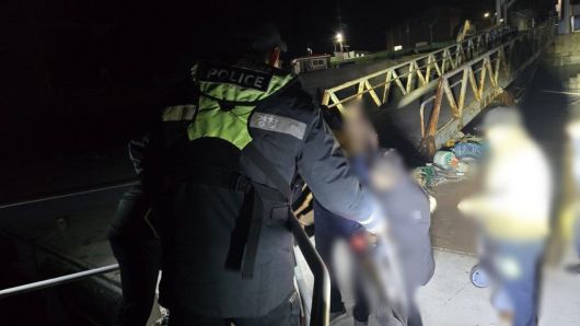 지난 13일 군산해양경찰이 복어 중독 증상을 보인 섬 주민을 병원으로 이송하고 있다. 군산해경 제공