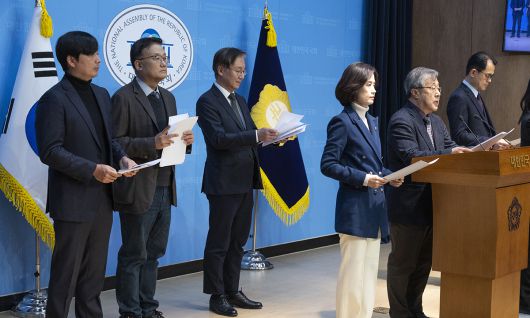 검찰개혁 방향을 두고 정부와 여당을 비롯한 정치권의 의견이 엇갈리고 있는 14일 국회 소통관에서 조국혁신당 박은정 의원의 주선으로 검찰개혁 추진단 자문위원으로 참석했던 서보학 경희대 로스쿨 교수를 포함한 6명의 법조인과 교수들이 자문위원 사퇴 기자회견을 하고 있다. 연합뉴스