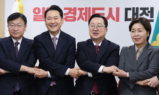 행정통합 정책협의회 국민의힘 장동혁 대표(왼쪽 두번째)가 14일 오전 대전시청에서 국민의힘 소속 이장우 대전시장(왼쪽 세번째)과 대전·충남 행정통합 관련 정책협의 후 손을 맞잡고 기념촬영을 하고 있다. 왼쪽부터 정점식 정책위의장, 장 대표, 이 시장, 양향자 최고위원. 대전=뉴스1