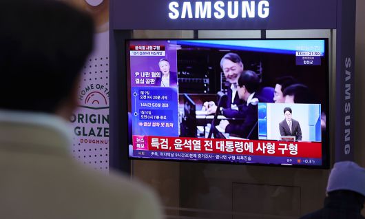 ‘사형 구형’ 보도 지켜보는 시민 내란 특별검사팀이 12·3 비상계엄 관련 내란 우두머리 혐의를 받는 윤석열 전 대통령에게 사형을 구형한 13일 서울역 대합실에서 한 시민이 관련 뉴스를 시청하고 있다. 뉴시스