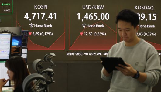 15일 서울 중구 하나은행 본점 딜링룸에서 직원이 증시와 환율을 모니터하고 있다. 이날 오전 9시 3분 현재 코스피는 전장보다 6.68포인트(0.14%) 떨어진 4716.62에 거래되고 있다. 연합