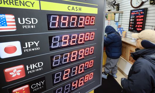 지난 13일 서울 중구 명동 환전소 전광판에 나오는 원·달러 환율 시세. 뉴스1