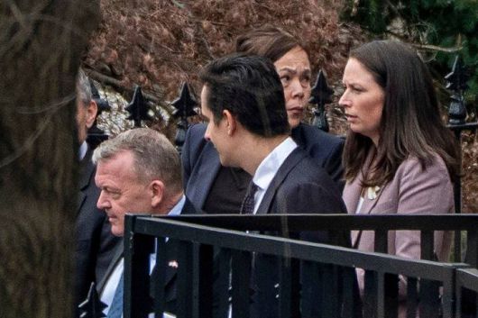 라스 뢰케 라스무센 덴마크 외교장관(왼쪽), 비비안 모츠펠트 그린란드 외교장관(왼쪽 세번째) 등이 14일 미국 워싱턴DC 백악관에서 JD 밴스 부통령, 마코 루비오 국무장관과 회담한 후 떠나고 있다. AP/뉴시스