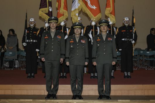 14일 김수용(왼쪽) 신임 해병대 교육훈련단장이 주일석(가운데) 해병대사령관, 이종문(오른쪽) 이임 해병대교육훈련단장과 기념촬영을 하고 있다.