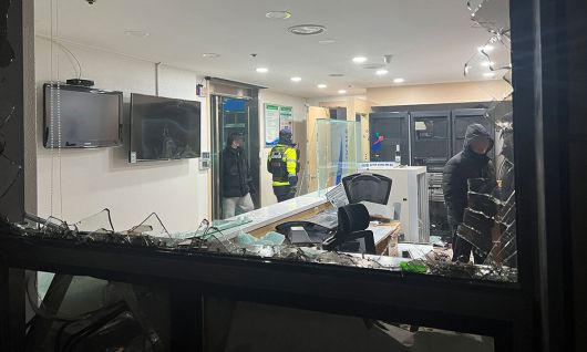 지난 2025년 1월 19일 새벽 윤석열 대통령에 대한 구속영장이 발부되자 서울 서부지법에 지지자들이 진입해 난동을 부리자 경찰이 진압에 나서고 있다. 뉴스1