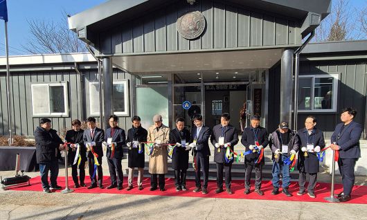 포항고 총동창회관 재개관식에서 동문들이 테이프커팅을 하고 있다.