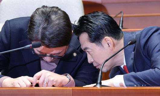 심각 국민의힘 장동혁 대표(오른쪽)가 15일 국회에서 열린 당 의원총회에서 신동욱 최고위원과 귀엣말을 하고 있다. 장 대표는 이날부터 더불어민주당을 대상으로 ‘통일교·공천뇌물 의혹’ 관련 특검법 처리를 요구하며 단식 농성에 돌입했다. 허정호 선임기자